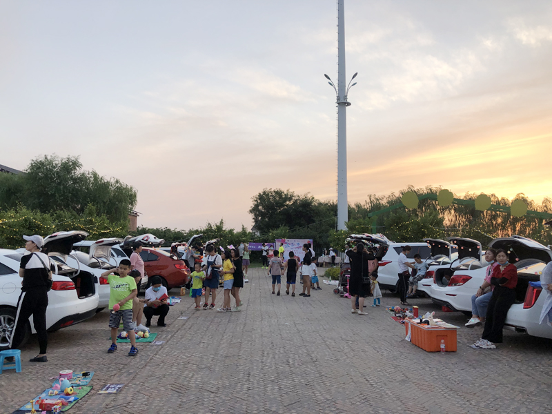 夏令營挑戰地攤經濟，覽眾房車不一樣的活動