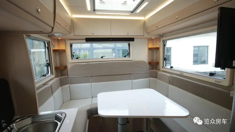 老人孩子房車旅行，選擇這款房車合適