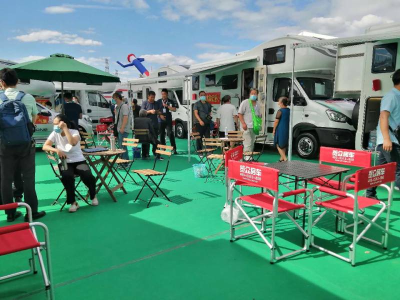 這個展會真的太熱鬧了，這么多人定房車