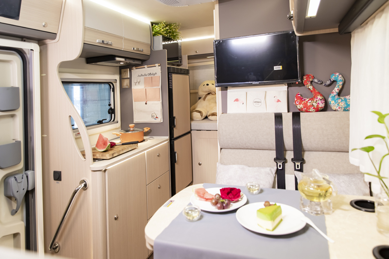 一家四口出行，這款房車(chē)非常合適