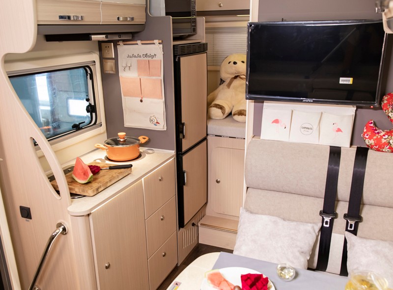 一家四口出行，這款房車(chē)非常合適