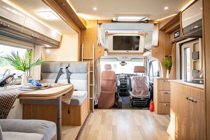 塞拉維雙拓展房車，內部裝飾靜待你的目光